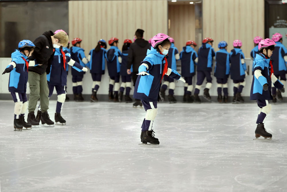 上海黄浦区卢湾一中心小学的学生在课堂上学习滑冰（2021年12月22日摄）。新华社记者刘颖摄
